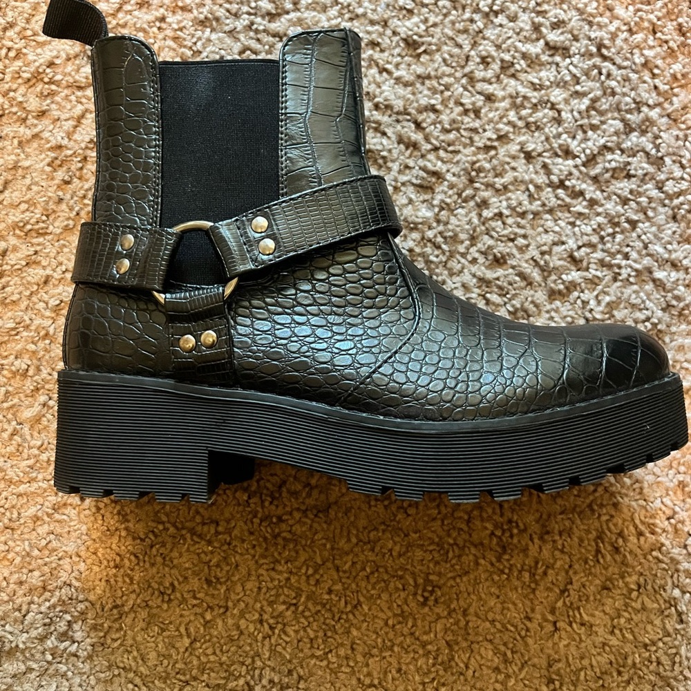Black Croc-Embossed Women's Chelsea Boots